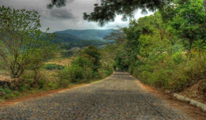 Carretera de adoquines a San Sebastian de Oeste. Cobblestone highway to San Sebastian de Oeste